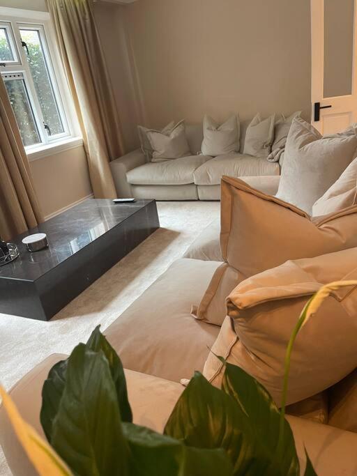 Newly Refurbished Apartment, Near Station & River Лондон Екстериор снимка